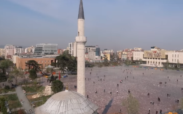 Vue de Tirana, en Albanie. (Crédit : capture d'écran YouTube)