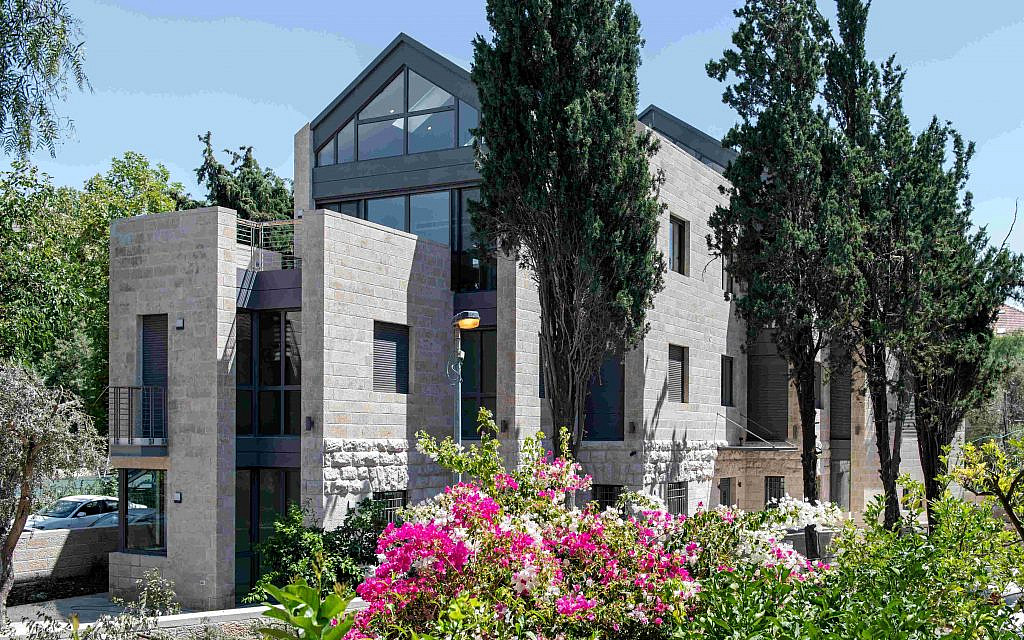 Une maison triangulaire dans le quartier de Baka à Jérusalem, disponible pour des visites de maison lors de Batim Mibifnim, le weekend à l'Intérieur des Maisons, du 31 octobre au 2 novembre 2019 (Crédit : Ilan Nachum)