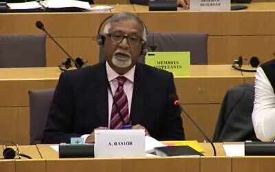 Capture d'écran d'une vidéo montrant Amjad Bashir, membre du parti conservateur britannique et alors membre du parlement européen (Capture d'écran)