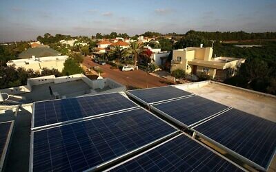 Panneaux solaires générateurs d'énergie sur le toit d'une maison dans le centre d'Israël. (Crédit : Chen Leopold / Flash 90)