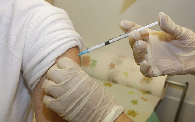 Photo d'illustration : Une vaccination (Crédit : Miriam Alster/FLASH90)