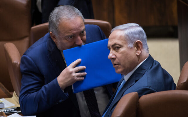 Avigdor Liberman, alors ministre de la Défense, et Benjamin Netanyahu, alors Premier ministre, à la Knesset, le 23 octobre 2017. (Crédit : Hadas Parush/Flash90)