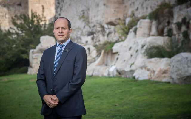 L'ancien maire de Jérusalem Nir Barkat photographié à l'extérieur des remparts de la Vieille Ville de Jérusalem. (Yonatan Sindel/Flash90)