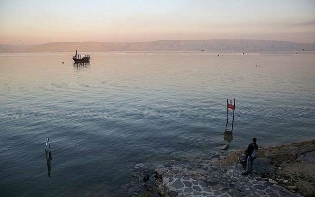 La mer de Galilée vue de la promenade de Tibériade, le 18 mars 2019. (David Cohen/Flash90)