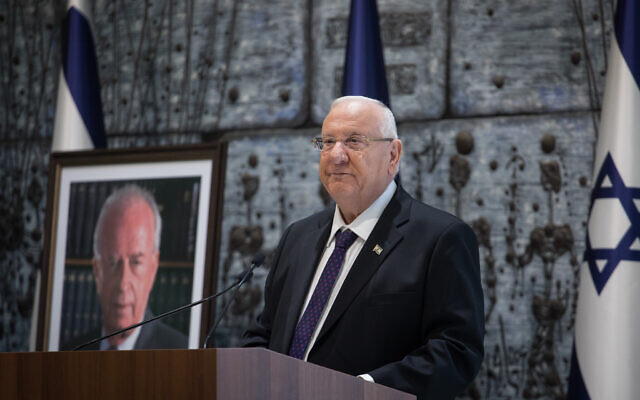Le président Reuven Rivlin s'exprime lors d'une cérémonie de commémoration du 24ème anniversaire de l'assassinat de l'ancien Premier ministre Yitzhak Rabin à la résidence du président de Jérusalem, le 10 novembre 2019 (Crédit : Hadas Parush/Flash90