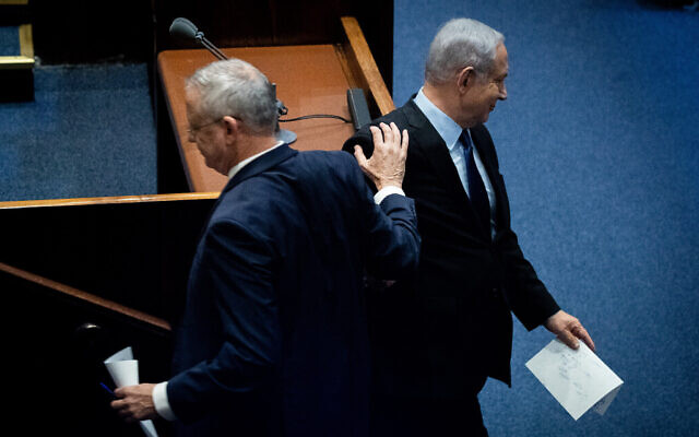 Le Premier ministre Benjamin Netanyahu (à droite) et le chef du parti Kakhol lavan Benny Gantz lors d'une cérémonie commémorative marquant les 24 ans de l'assassinat de l'ancien Premier ministre Yitzhak Rabin, à la Knesset, le 10 novembre 2019. (Crédit : Yonatan Sindel/Flash90)