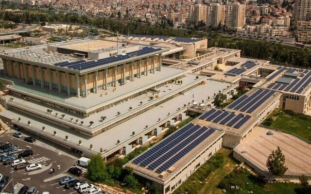 Le parc solaire sur les bâtiments du complexe de la Knesset. La municipalité de Jérusalem a obtenu de mauvaises notes pour la mise en place de panneaux solaires sur les installations existantes, selon un indice des autorités locales lancé le 8 août 2023. La Knesset, Jérusalem, le 29 mars 2015. (Crédit : Miriam Alster/FLASH90)