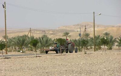 Un véhicule agricole dans le secteur de Tzofar, dans la région d'Arava, sur la frontière israélo-jordanienne, prêtée à l'Etat juif par la Jordanie dans le cadre de l'accord de paix de 1994 au mois de février 2007. (Crédit : Chaver83/Wikimedia Commons)