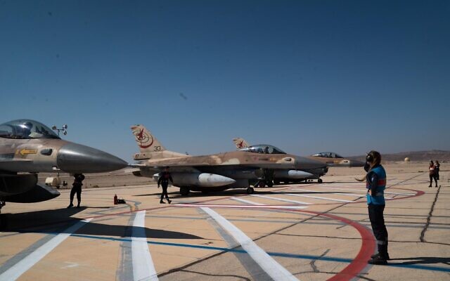 Les avions de combat israéliens sont inspectés à la base Ovda de l'armée de l'air israélienne au nord d'Eilat le 31 octobre 2019, avant le lancement de l'exercice international Blue Flag de la semaine prochaine, qui est organisé par Israël. (Armée israélienne)