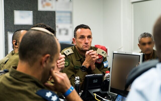 Le général de division Herzi Halevi, chef du Commandement Sud de l'armée israélienne, coordonne une opération visant à assassiner le commandant du Jihad islamique palestinien Baha Abu al-Ata, le 12 novembre 2019. (Armée israélienne)