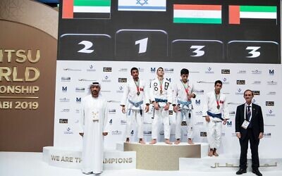 L'Israélien Alon Leviev, âgé de 17 ans, remporte la médaille d'or au Championnat du Monde Junior de Ju-Jitsu organisé à Abu Dhabi. (Crédit : Page Facebook de la Fédération internationale Ju-Jitsu).