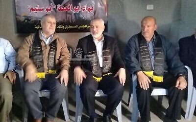 Le chef du Hamas Ismail Haniyeh (deuxième depuis la droite), le leader du Jihad islamique Khaled al-Basch (deuxième depuis la gauche) et le père du terroriste du Jihad islamique  Baha Abu al-Ata (à droite), le 16 novembre 2019 (Capture d'écran )