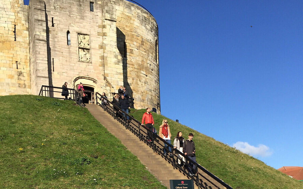 Les marches en pierre menant à la tour de Clifford, à York, site du plus célèbre bain de sang antisémite de l'histoire médiévale anglaise. (Times of Israel staff)