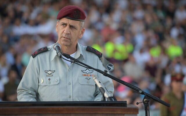 Le chef de l'armée israélienne, Aviv Kohavi, s'adresse aux nouveaux officiers de Tsahal lors d'une cérémonie de remise des diplômes, le 31 octobre 2019. (Armée israélienne)
