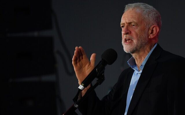 Le chef duPparti travailliste d'opposition britannique, Jeremy Corbyn, prend la parole sur scène lors d'un rassemblement alors qu'il fait campagne pour les élections générales à Swansea, dans le sud du Pays de Galles, le 7 décembre 2019. (DANIEL LEAL-OLIVAS / AFP)