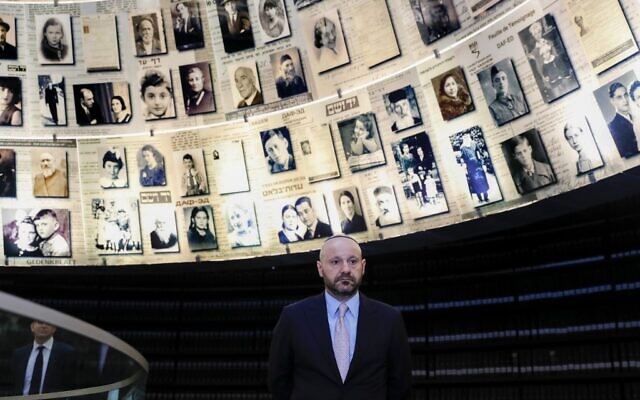L'homme d'affaires libano-suisse Abdallah Chatila, qui a acheté des articles appartenant à Adolf Hitler lors d'une vente aux enchères en Europe pour s'assurer qu'ils ne tombent pas entre les mains des néonazis, visite la salle des noms du musée commémoratif de l'holocauste Yad Vashem à Jérusalem, le 8 décembre 2019. (AHMAD GHARABLI / AFP)