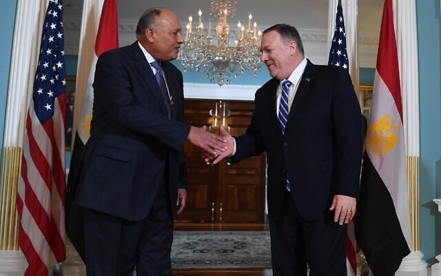 Le secrétaire d'État américain Mike Pompeo (d) serre la main du ministre égyptien des Affaires étrangères Sameh Choukri, au département d'État le 9 décembre 2019 à Washington, DC. (Crédit : Eric BARADAT / AFP)