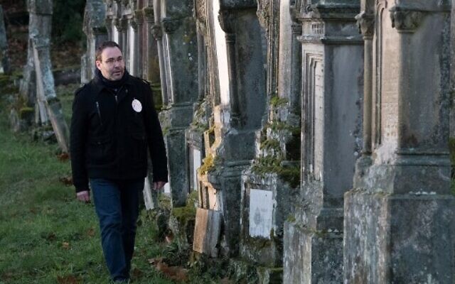Le « gardien de la mémoire » Lionel Godmet dans le cimetière juif de Jungholtz, dans l'est de la France, le 10 décembre 2019. (Crédit : SEBASTIEN BOZON / AFP)