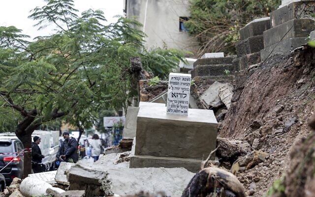 Des tombes endommagées par le mauvais temps lors d'une tempête hivernale au cimetière juif de la capitale libanaise, Beyrouth, le 26 décembre 2019. (Crédit : ANWAR AMRO / AFP)
