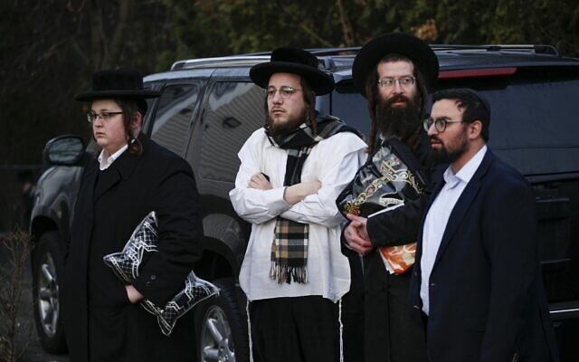 Des membres de la communauté juive se rassemblent devant la maison du rabbin Chaim Rottenberg à Monsey, à New York, le 29 décembre 2019, après une attaque à la machette qui a eu lieu la nuit précédente à l'intérieur de la maison du rabbin pendant Hanoukka. (Kena Betancur/AFP)