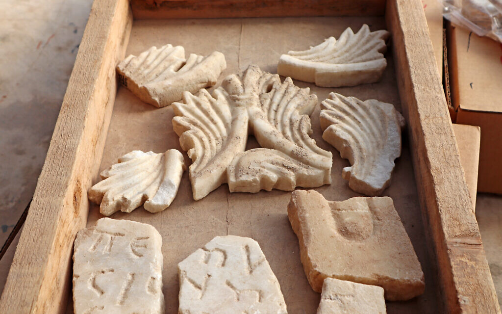 Des fragments de marbre issus de la décoration d'une église byzantine près d'Ashkelon (Crédit : Anat Rasiuk, Israel Antiquities Authority)