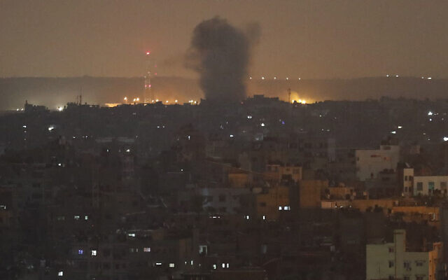Photo d'illustration : Une explosion suite à des frappes israéliennes à Gaza City, le 14 novembre 2019 (Crédit : Adel Hana/AP)