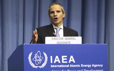 Le directeur-général de l'AIEA, l'Argentin Rafael Mariano Grossi donne une conférence au siège de l'organisation à Vienne, le 2 décembre 2019. (Crédit : AP Photo/Ronald Zak)