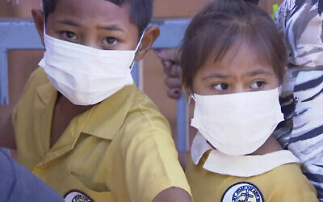 Des enfants masqués attendent d'être vaccinés dans une clinique de santé d'Apia, aux îles Samoa, au mois de novembre 2019 (Capture d'écran : TVNZ via AP)