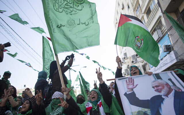 Des femmes palestiniennes, dont l'une brandit une photo du chef du mouvement Hamas Ismail Haniyeh, participent à un rassemblement de masse marquant le 32e anniversaire de la fondation du Hamas, le 14 décembre 2019, dans la ville de Gaza. (AP/Khalil Hamra)
