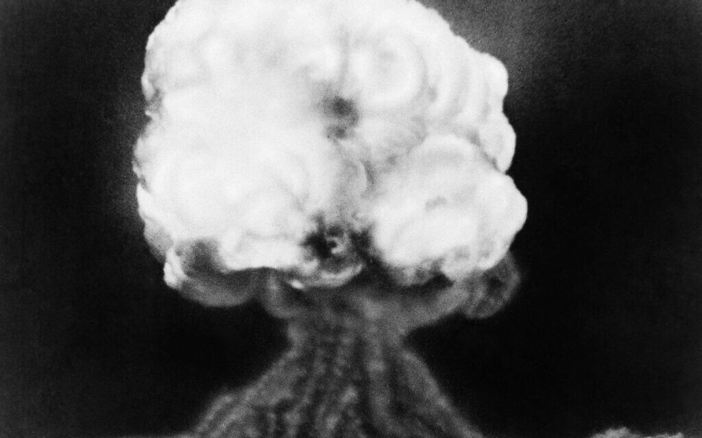 Ceci est le champignon de la première explosion atomique au site d'essai de Trinity, au Nouveau-Mexique, le 16 juillet 1945. Il a laissé un cratère de 800 mètres de large, 3 mètres de profondeur au niveau de sa cheminée et le sable se trouvant dans le cratère a été brûlé et bouilli dans une croûte vitreuse, vert jade, très radioactive. (AP Photo)