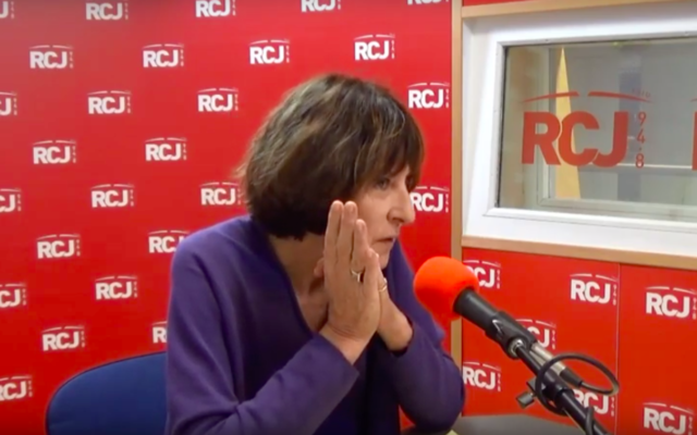 La journaliste Josyane Savigneau au micro de la radio RCJ. (Crédit : capture d’écran YouTube / RCJ)