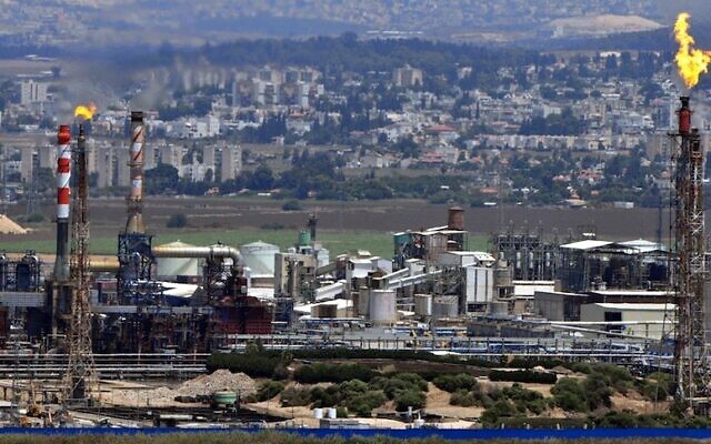 Vue de cheminées d'une raffinerie dans la baie de Haïfa (Crédit : Shay Levy/Flash90)