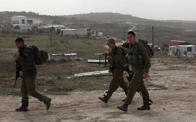 Des soldats de Tsahal patrouillent dans l'avant-poste illégal de Gilad en Cisjordanie, le 2 décembre 2009. (Kobi Gideon/Flash90)