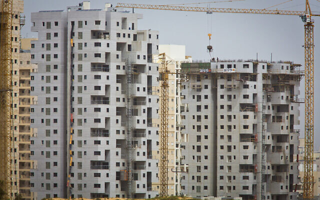 Illustration : Un chantier dans la ville d'Ashdod, le 22 mars 2013. (Crédit : Moshe Shai/Flash90)