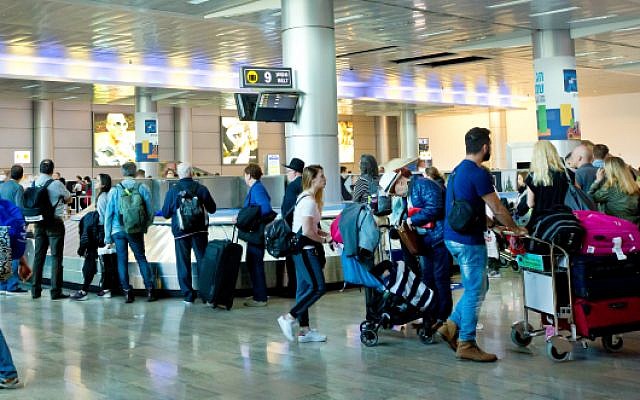 Des voyageurs dans le hall d'arrivée de l'aéroport international Ben Gurion, près de Tel Aviv, le 11 avril 2018. (Moshe Shai/FLASH90)
