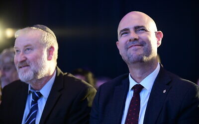 Le procureur général Avichai Mandelblit (à gauche) et le ministre de la Justice Amir Ohana assistent à la conférence annuelle sur la justice à Airport City, près de Tel Aviv, le 3 septembre 2019. (Tomer Neuberg/ Flash90)