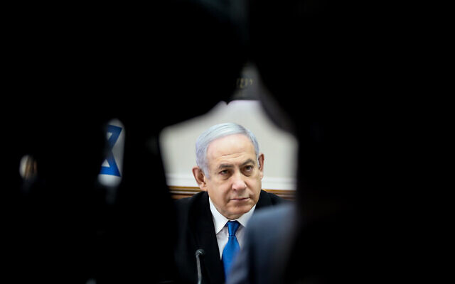 Le Premier ministre israélien Benjamin Netanyahu dirige la réunion hebdomadaire de cabinet au bureau du Premier ministre de Jérusalem, le 1er décembre 2019 (Crédit :  l Marc Israel Sellem/POOL)
