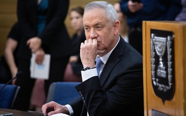 Le chef du parti Kakhol lavan Benny Gantz durant une réunion de faction à la Knesset de Jérusalem, le 2 décembre 2019. (Crédit : Hadas Parush/Flash90)