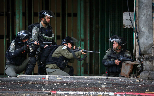 L'armée israélienne affronte des manifestants palestiniens à Hébron, en Cisjordanie, le 9 décembre 2019. (Crédit : Wisam Hashlamoun/Flash90)
