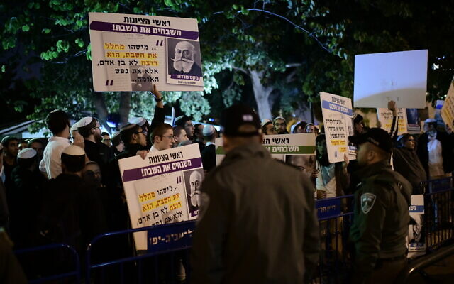 Des Israéliens religieux manifestent contre les services de bus à Shabbat devant la maison du maire de Tel Aviv, Ron Huldai, à Tel Aviv, le 14 décembre 2019 (Crédit : Tomer Neuberg/Flash90)