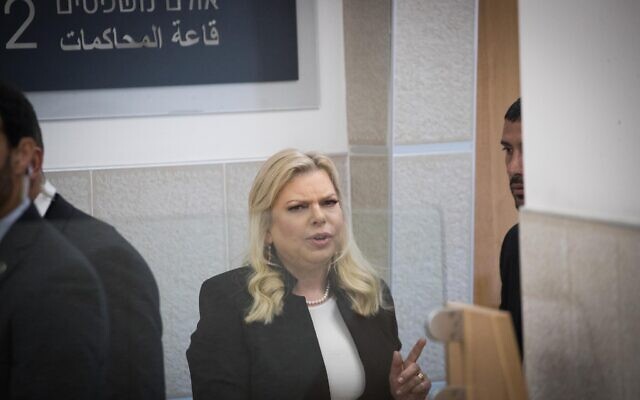 Sara Netanyahu, épouse du Premier ministre Benjamin Netanyahu, sort d'une audience au tribunal du travail du district de Jérusalem, dans le cadre d'un procès intenté contre elle par une ancienne employée de la Résidence du Premier ministre, le 23 décembre 2019. (Yonatan Sindel/Flash90)