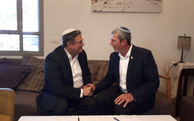 Le leader de HaBayit HaYehudi Rafi Peretz, (à gauche), avec Itamar Ben Gvir, de la formation extrémiste Otzma Yehudit, le 20 décembre 2019. (Autorisation)