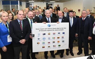 Le Premier ministre Benjamin Netanyahu rencontre des députés de 25 pays pro-Israël à Jérusalem, le 9 décembre 2019. (Crédit : Amos Ben-Gershom/GPO)