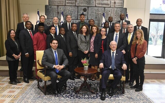 Le Président Reuven Rivlin (en bas à droite) accueille un groupe d'ambassadeurs de l'ONU à la résidence du Président, le 11 décembre 2019. (Mark Neiman/GPO)