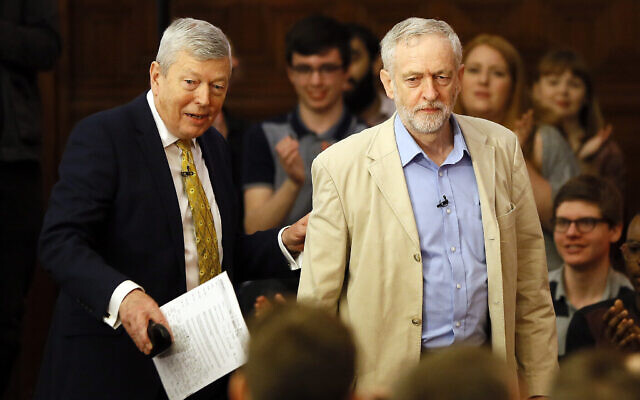 Jeremy Corbyn, le chef du parti Travailliste britannique, à droite, avec l'ancien élu Travailliste Alan Johnson, dans un événement organisé à Londres, le 14 avril 2016. (AP Photo/Kirsty Wigglesworth)