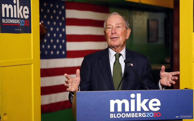 Dans cette photographie du 26 novembre 2019, le candidat à l'investiture Démocrate Michael Bloomberg parle aux médias à Phoenix. (AP Photo/Rick Scuteri)