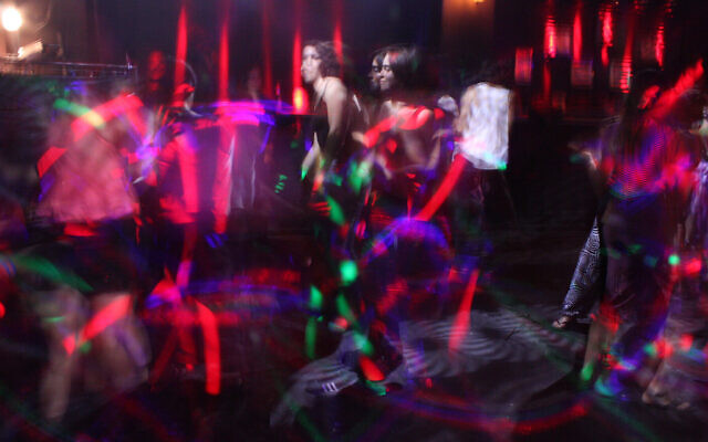 Photo de personnes qui dansent dans une boîte de nuit. (Lucie March/Flash90)