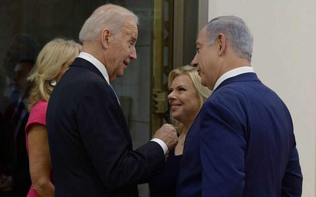 Le Premier ministre Benjamin Netanyahu et son épouse Sara recevant le vice-président des États-Unis Joe Biden et son épouse, Jill, au Bureau du Premier ministre, à Jérusalem, le 9 mars 2016. (Crédit : Amos Ben Gershom/GPO)