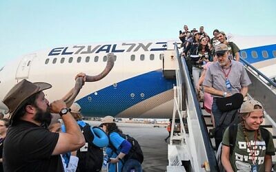De nouveaux immigrants d'Amérique du Nord arrivant sur un vol spécial d'alyah organisé par l'organisation Nefesh BeNefesh, à l'aéroport international Ben Gurion, le 14 août 2019. (Crédit : Flash90)