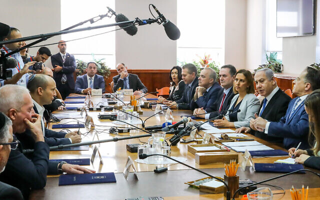 Le Premier ministre israélien Benjamin Netanyahu dirige la réunion hebdomadaire du cabinet, au bureau du Premier ministre à Jérusalem, le 1 décembre 2019. (Photo par Marc Israel Sellem/POOL)